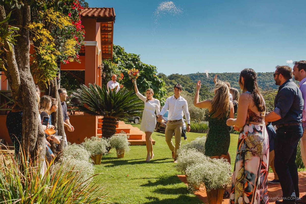 Fotografia de noivos chegando na festa de casamento