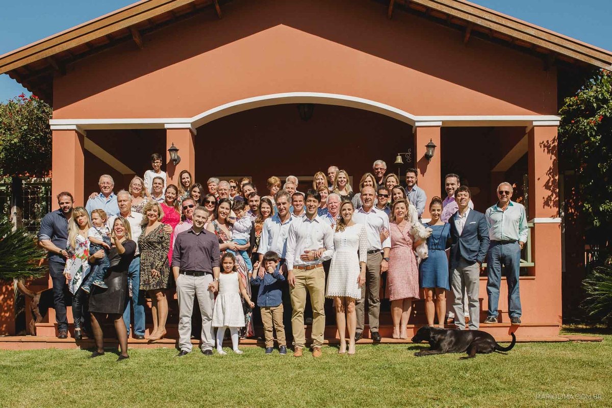 Retrato de noivos com os familiares em festa de casamento