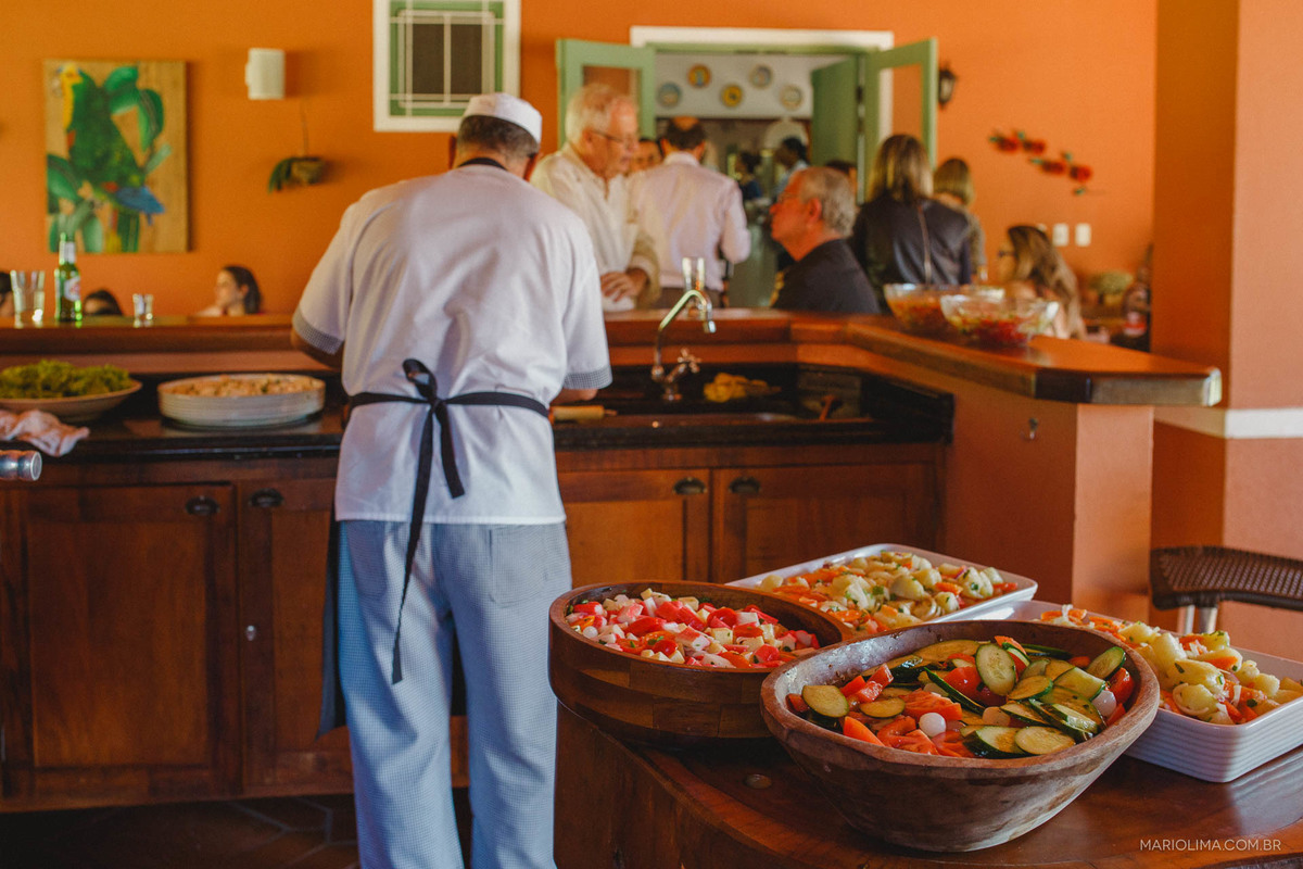 Cozinheiro preparando almoço de casamento