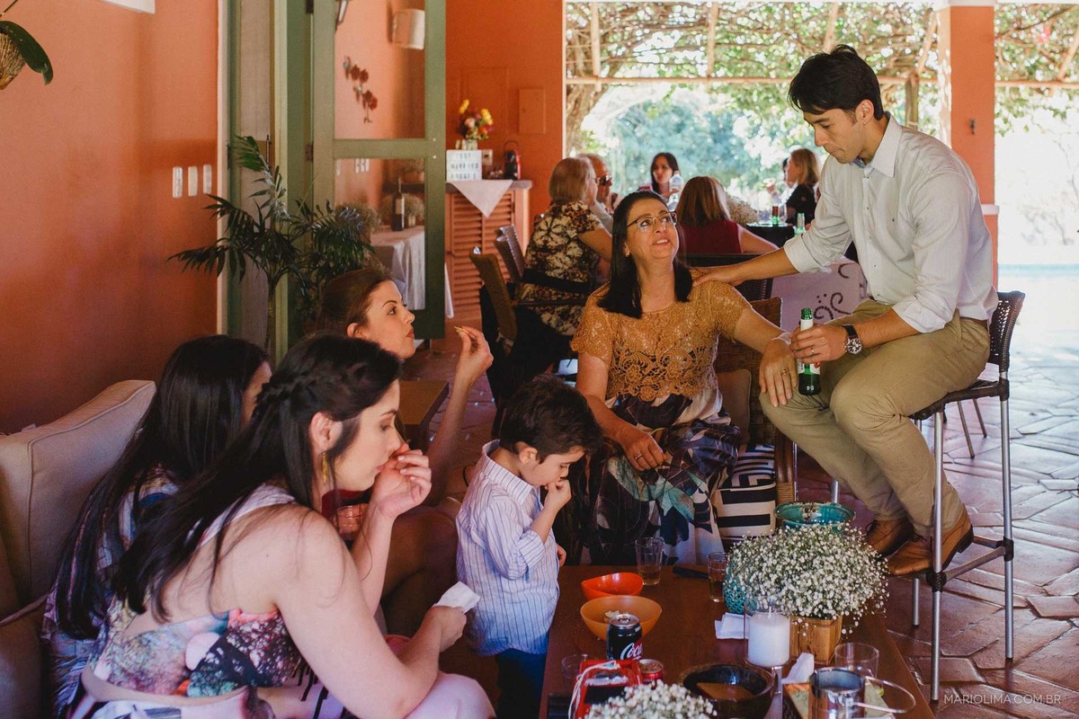 Noivo conversando com familiares em festa de casamento 