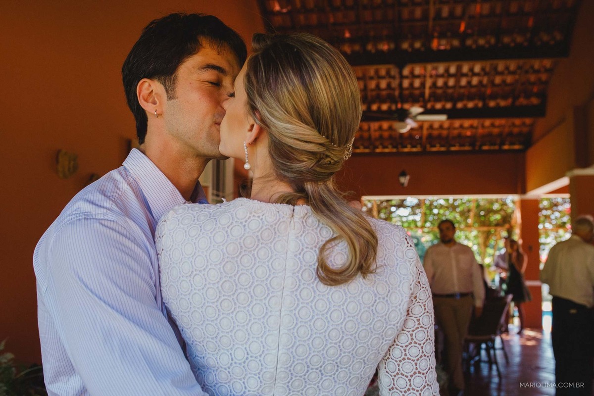 Beijo dos noivos em festa de casamento