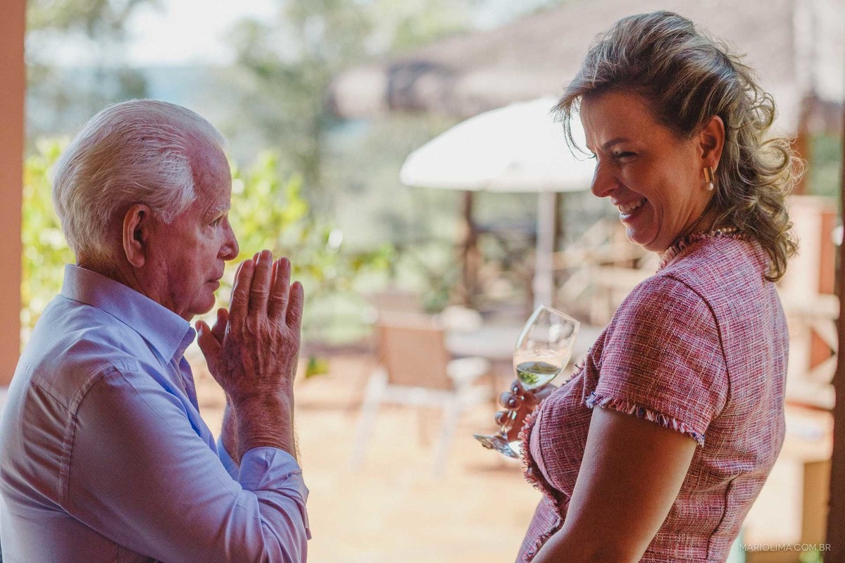 Fotografia de mãe com o avô em festa de casamento