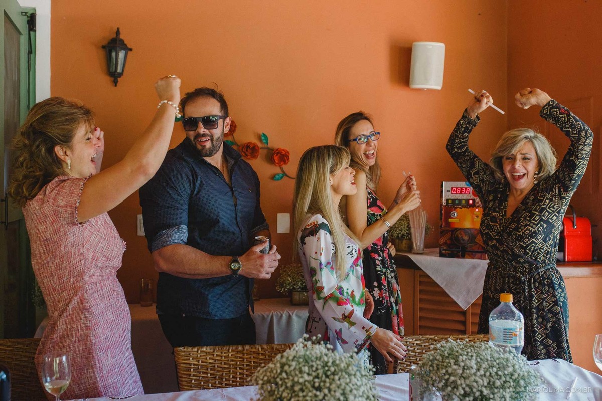 Fotografia de família comemorando em festa de casamento 
