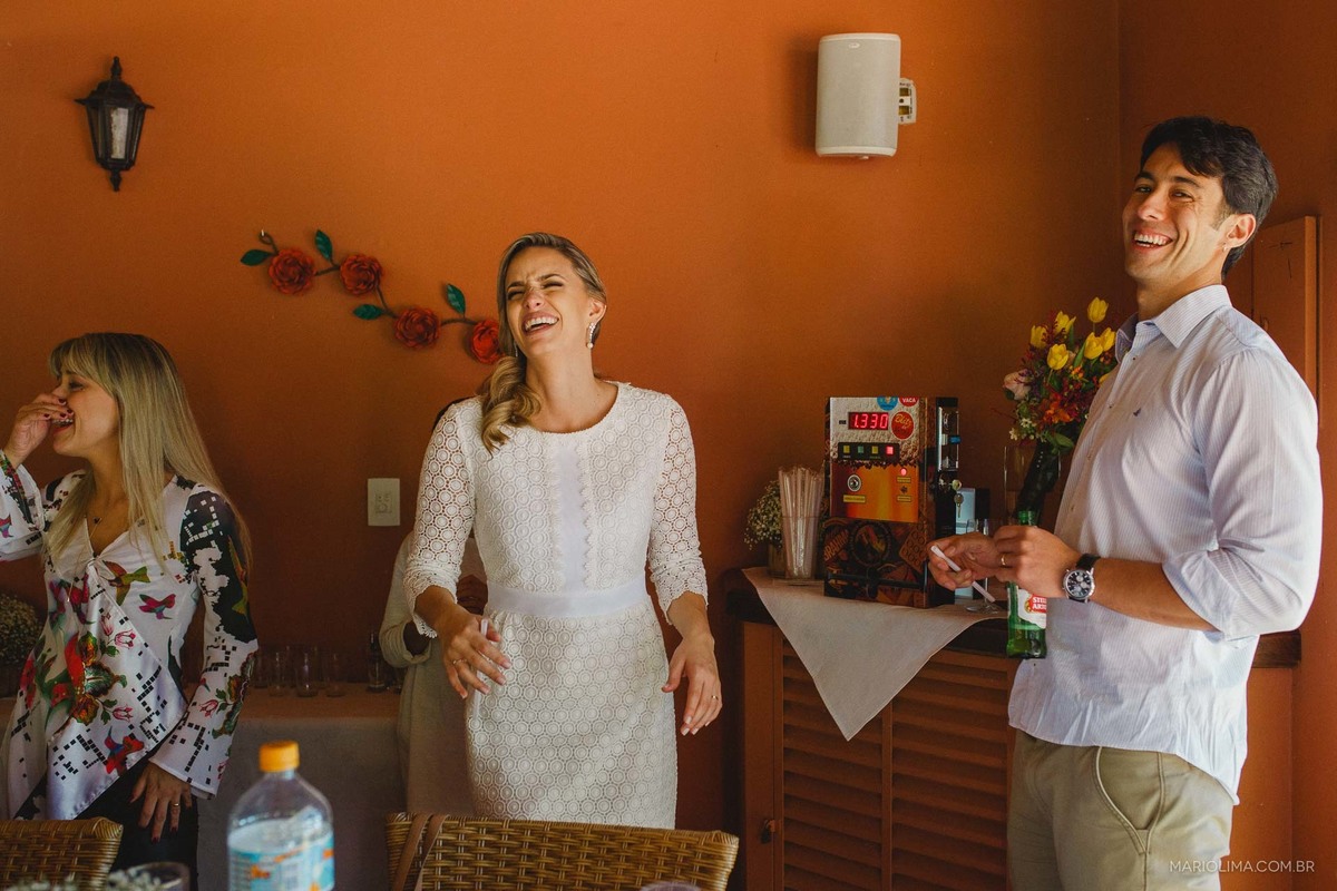 Retrato de noivos sorrindo em festa de casamento