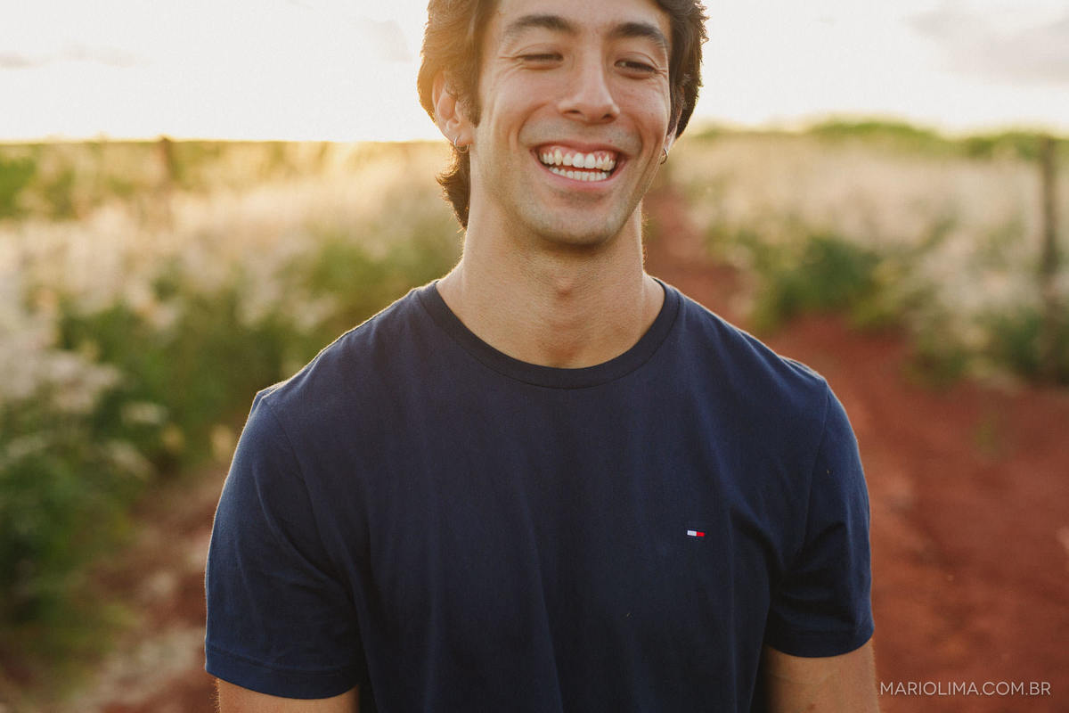 Fotografia de homem sorrindo na fazenda