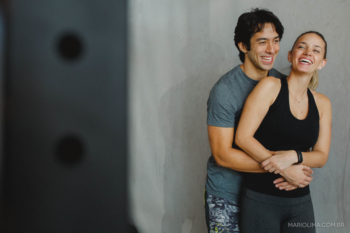 Casal abraçado em Academia de Crossfit