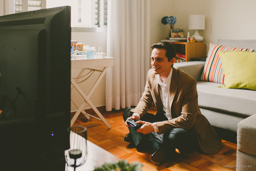 Fotografia de noivo jogando video game