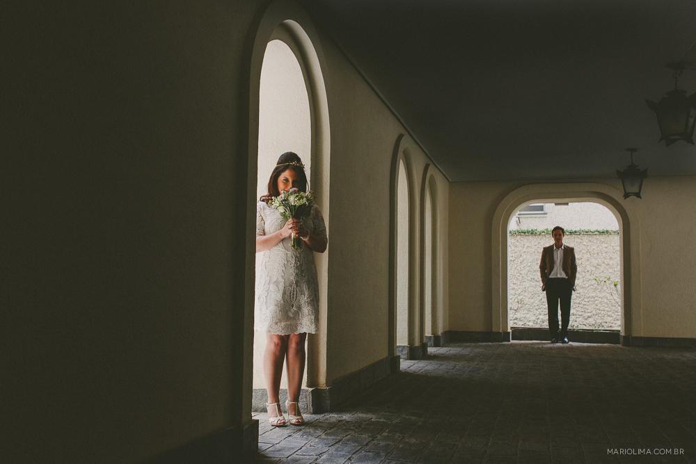 Fotografia de noiva segurando bouquet feito por Tais Puntel