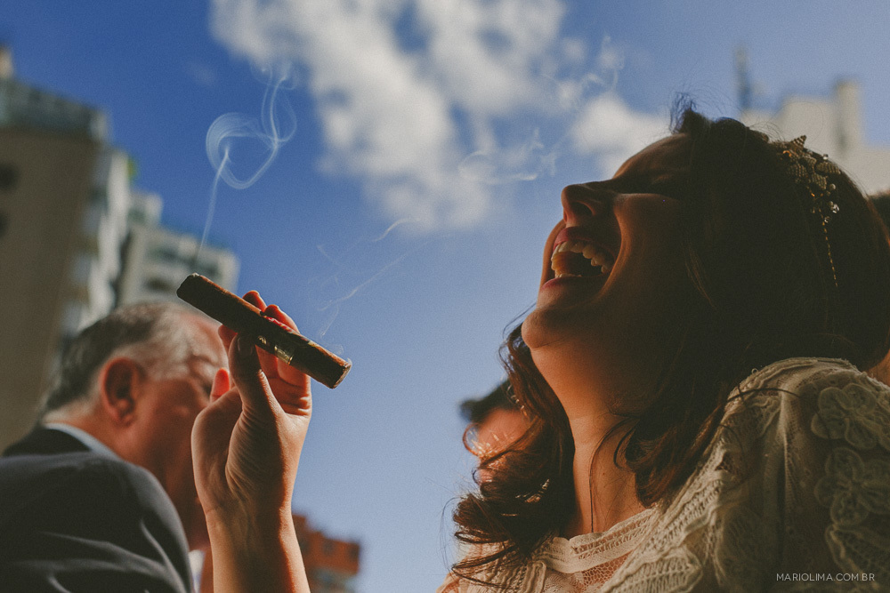 Retrato de noiva fumando charuto