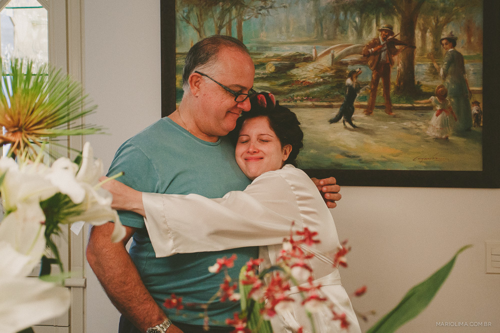 Fotografia de noiva abraçando o pai no making of