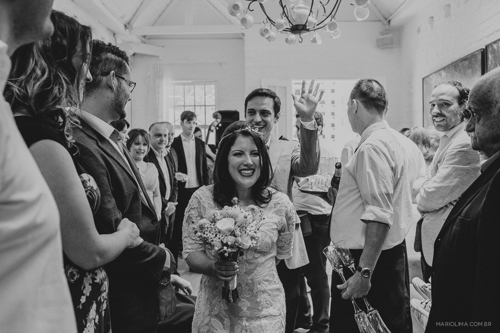 Retrato de noivos saindo de cerimônia de casamento no Studio Carlota