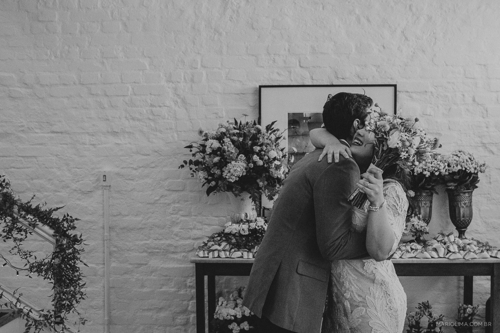 Fotografia de noiva abraçando noivo em Studio Carlota