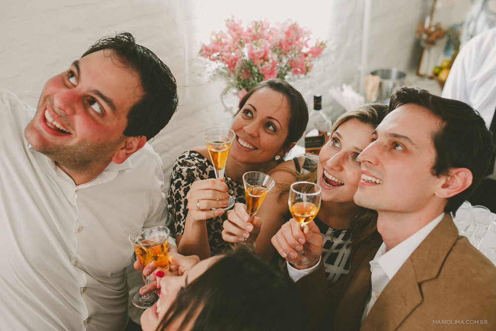 Noivo brindando com padrinhos em festa de casamento no Studio Carlota