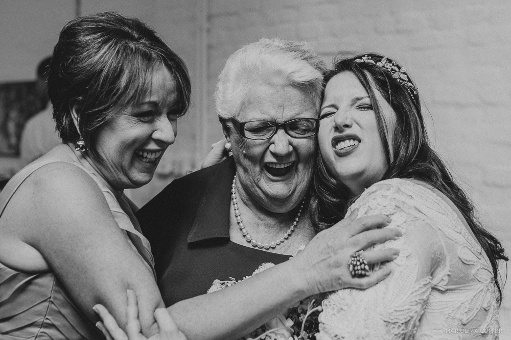 Noiva abraçando a avó e a mãe em festa de casamento no Studio Carlota