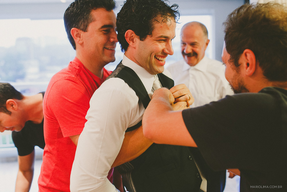 Padrinhos brincando com o noivo no making of