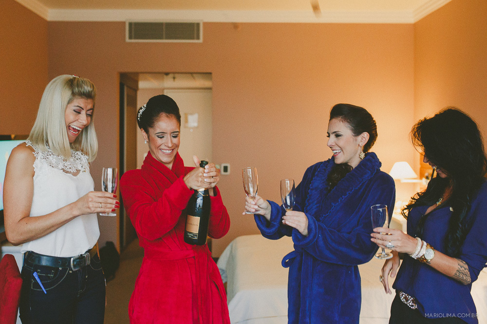 Noiva bebendo champagne com as madrinhas no making of