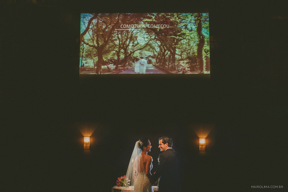 Noivos a frente do telão em festa de casamento no Afrikan House