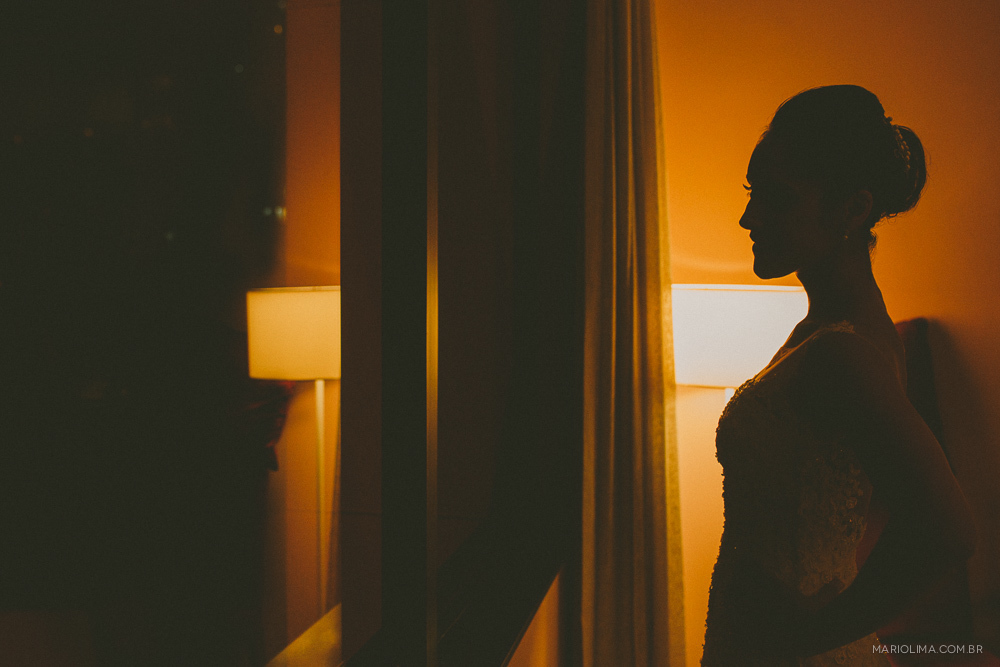 Fotografia de noiva se olhando no espelho do Hotel Transamerica