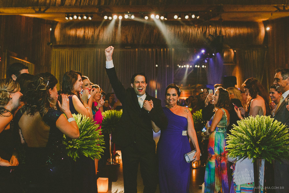 Noivo entrando na cerimônia de casamento com a mãe no Afrikan House