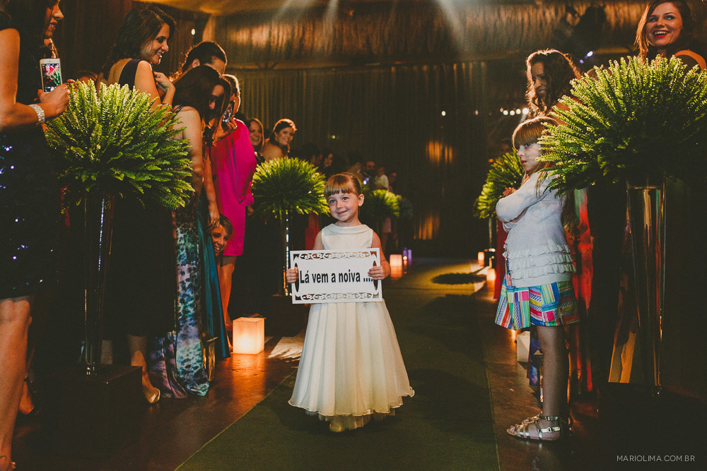 Daminha entrando na cerimônia de casamento no Afrikan House