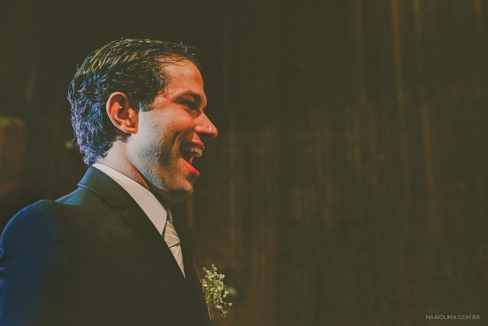 Noivo surpreso ao ver a noiva entrar na cerimônia de casamento no Afrikan House