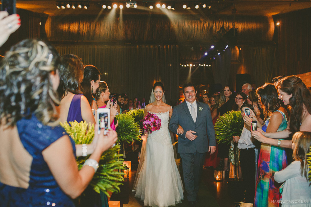 Noiva entrando com o pai em cerimônia de casamento no Afrikan House