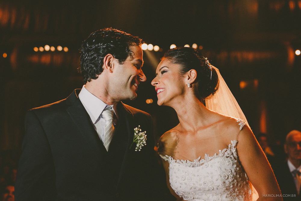 Retrato dos noivos em cerimônia de casamento no Afrikan House