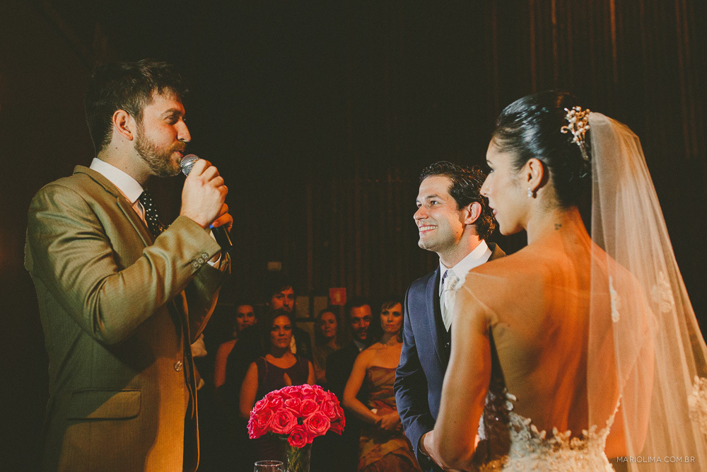 Celebrante realizando casamento no Afrikan House