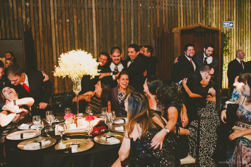 Familiares dando risada em casamento no Afrikan House