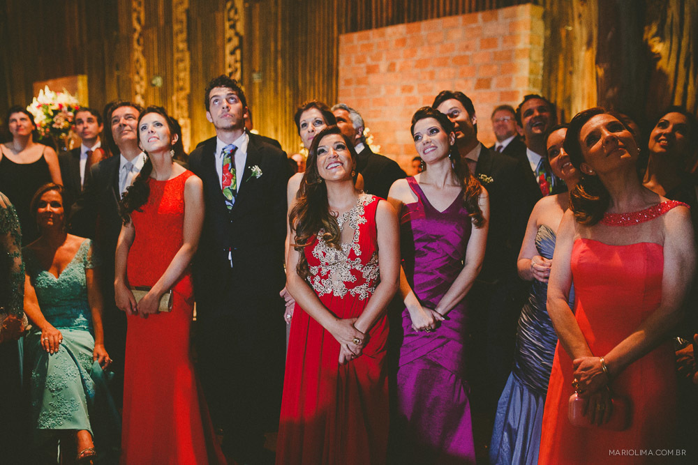 Convidados emocionados em festa de casamento no Afrikan House