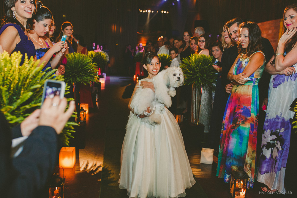 Daminha entrando com cachorro em cerimônia de casamento no Afrikan House