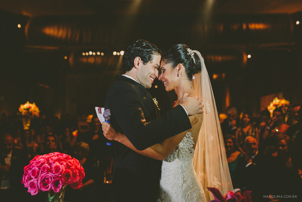 Noivos abraçados em cerimônia de casamento no Afrikan House