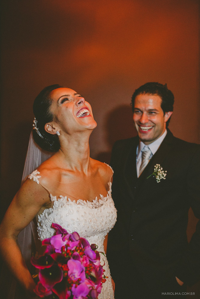 Noivos sorrindo em Afrikan House