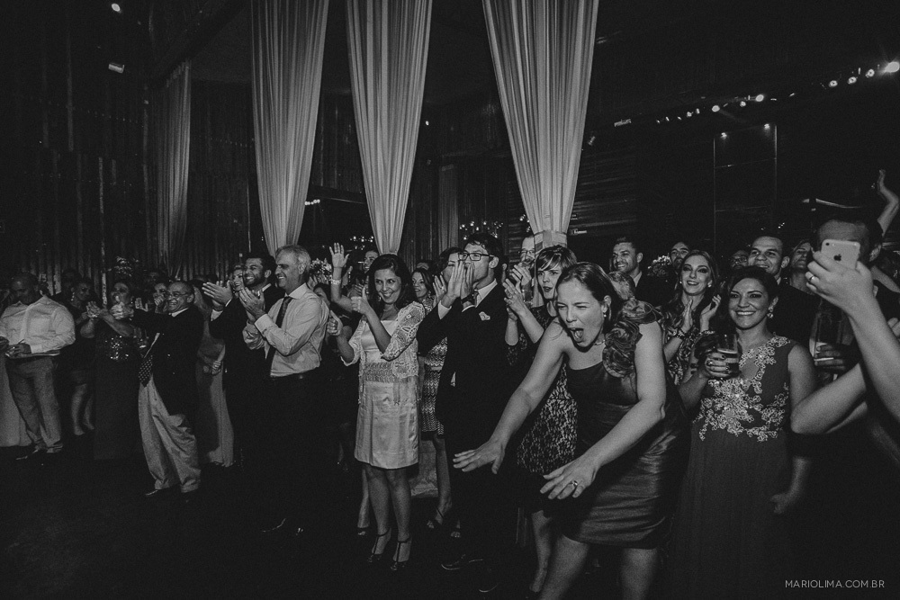 Convidados vibrando em festa de casamento no Afrikan House