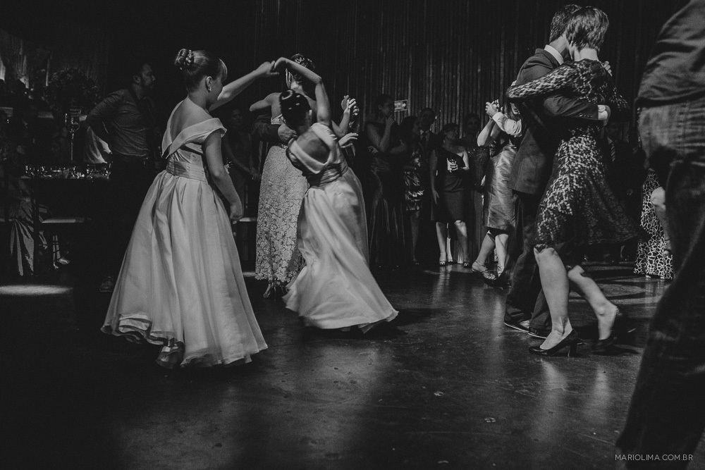 Daminhas dançando em festa de casamento no Afrikan House