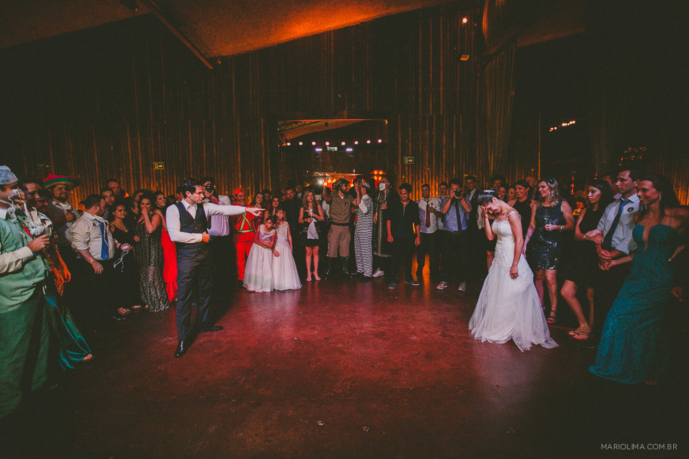 Noivo chamando a noiva para dançar em festa de casamento no Afrikan House