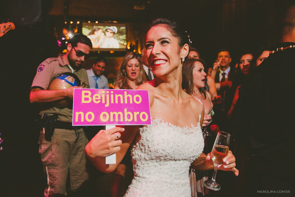 Noiva dançando com plaquinha em festa de casamento no Afrikan House