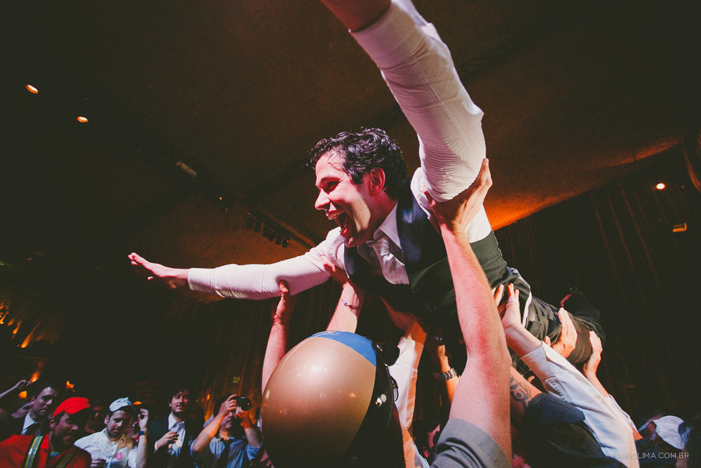 Padrinhos com noivo no colo em festa de casamento no Afrikan House