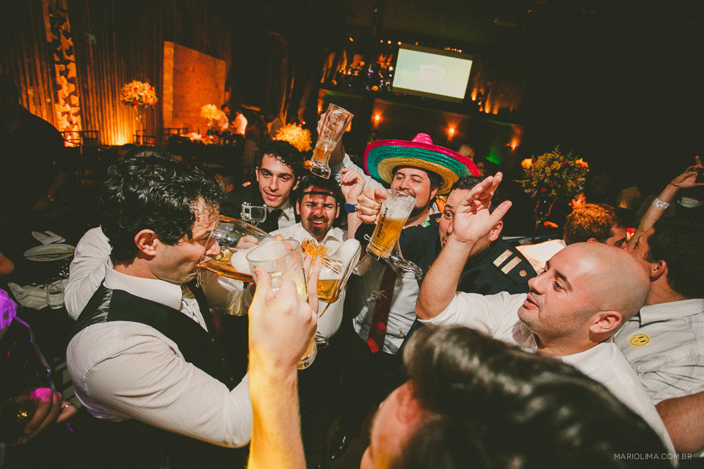 Noivo brincando com os convidados em festa de casamento no Afrikan House