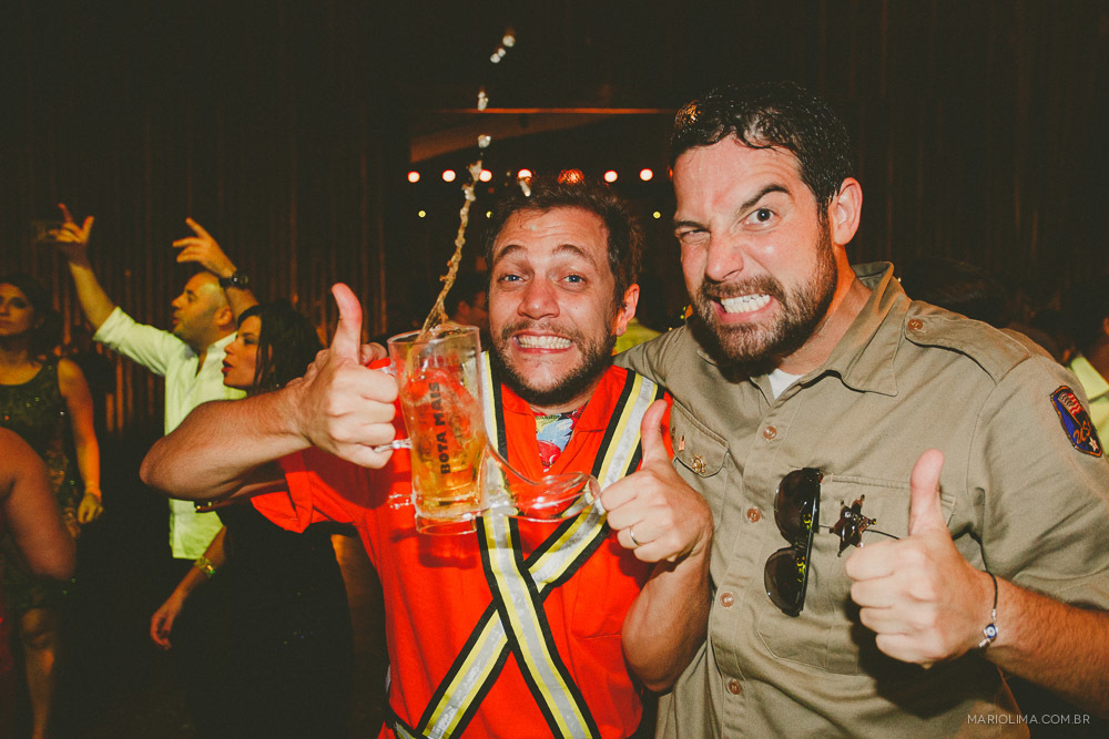 Convidados fantasiados em festa de casamento no Afrikan House