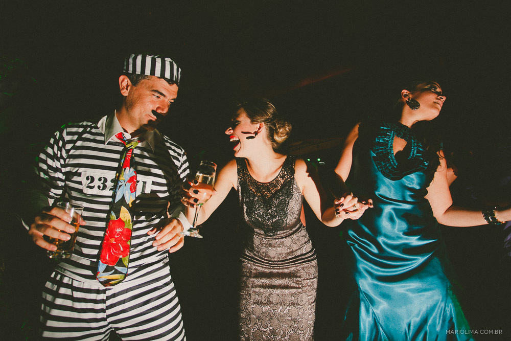 Padrinhos fantasiados em festa de casamento no Afrikan House