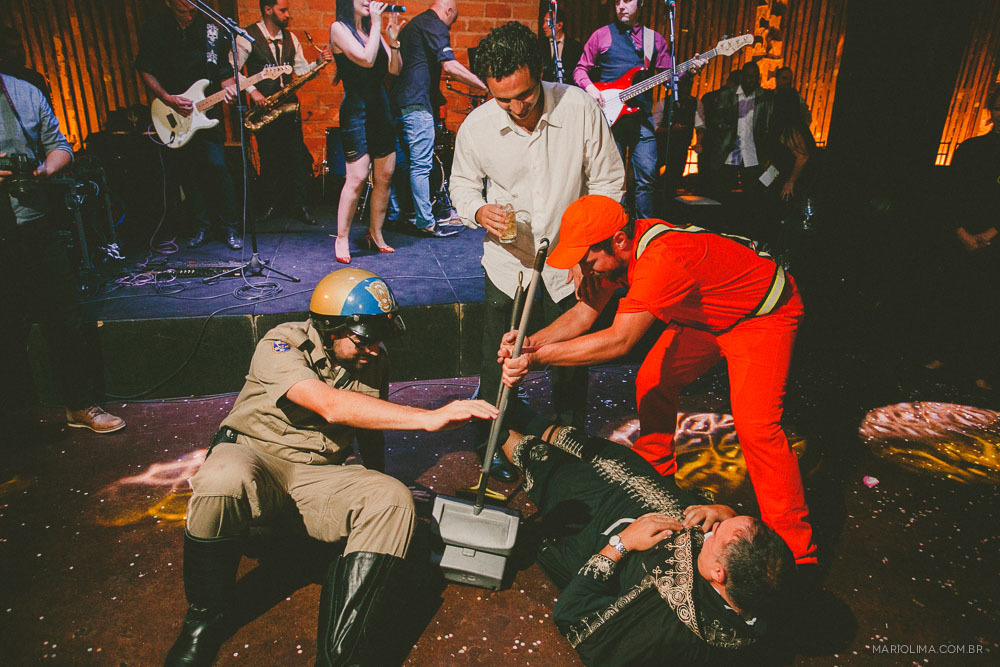 Banda tocando e padrinhos brincando em festa de casamento no Afrikan House