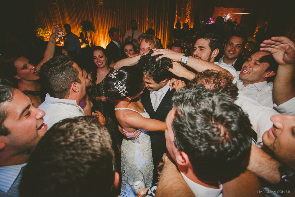 Beijo dos noivos em festa de casamento no Afrikan House