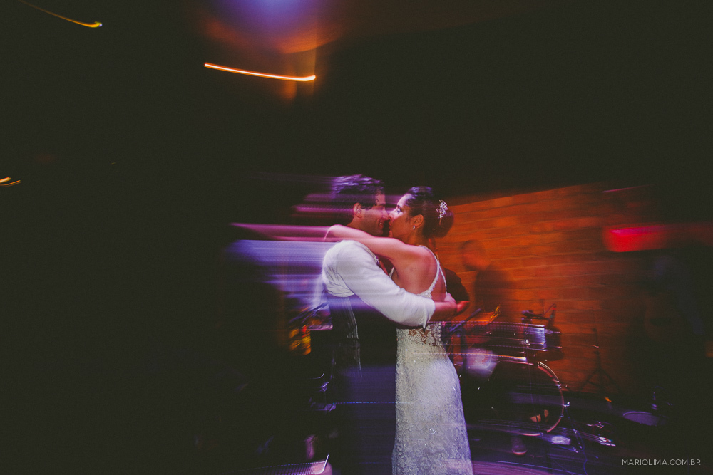 Noivos se beijando em festa de casamento no Afrikan House