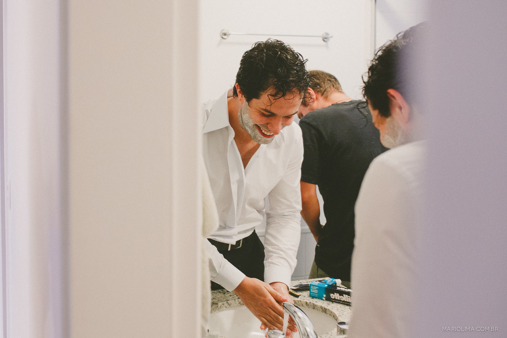 Retrato de noivo fazendo a barba 