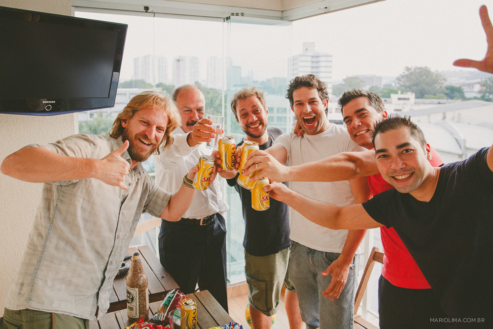 Retrato de noivo bebendo cerveja com os amigos