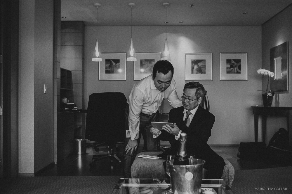 Fotografia de noivo no making of com o pai