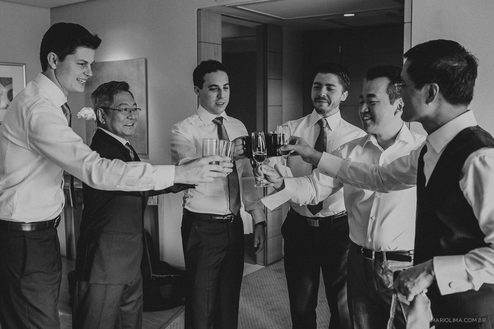 Noivo brindando com o pai e padrinhos no making of