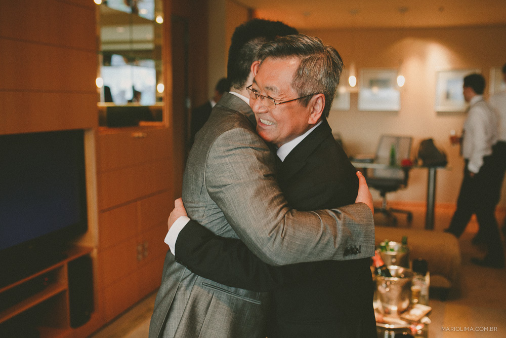 Noivo abraçando o pai no making of