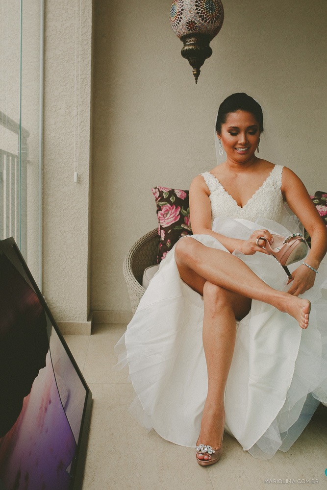 Retrato de noiva colocando o sapato